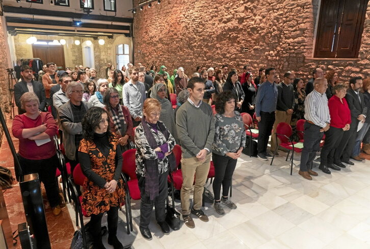 Gatazkan hildakoak gogoan, minutu bateko isilunea egin zen.