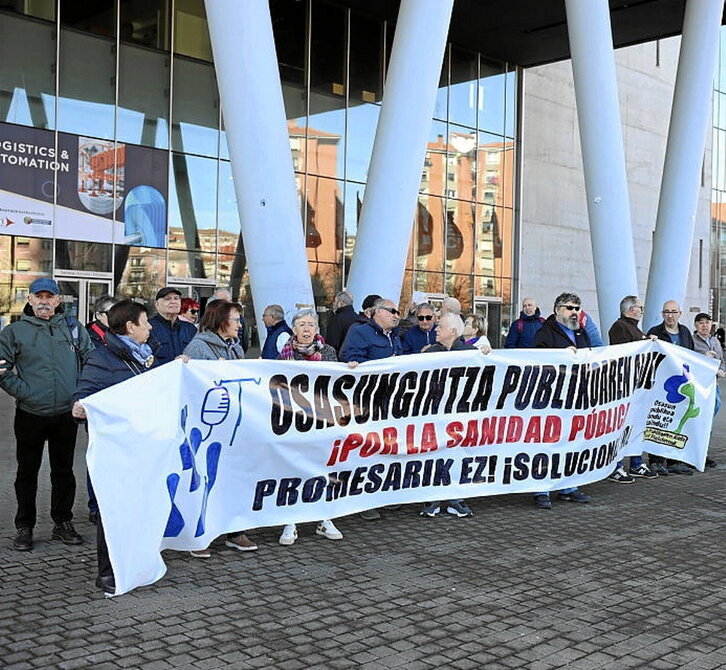 OPA Herri Plataformak se concentró junto al BEC.