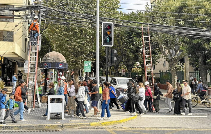 Semáforos apagados, operarios trabajando y gente caminando hacia su casa en Viña del Mar.