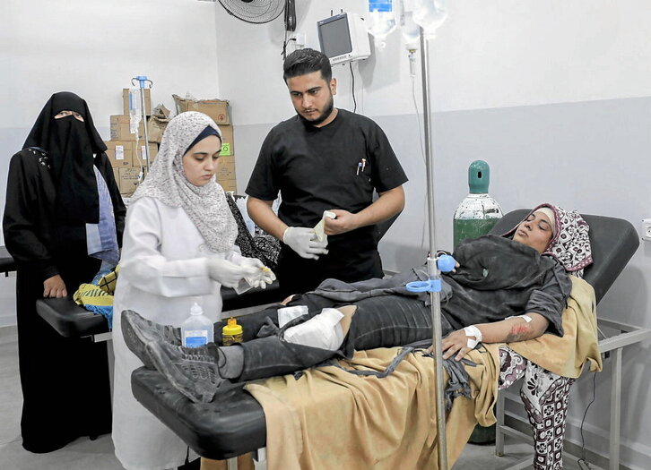 Personal sanitario atiende a una mujer herida en el hospital Al-Awda.