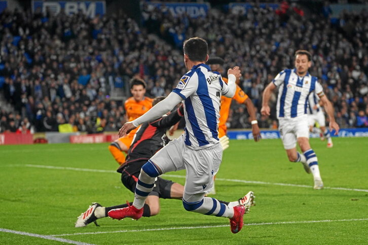 Barrenetxea trata de superar al guardameta Lunin, con Oyarzabal expectante en el área.