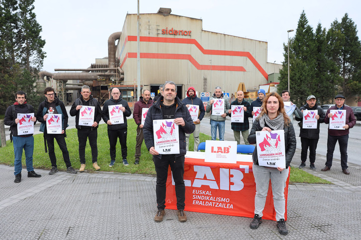 Comparecencia de delegados de LAB en Sidenor ante la factoría de Basauri.