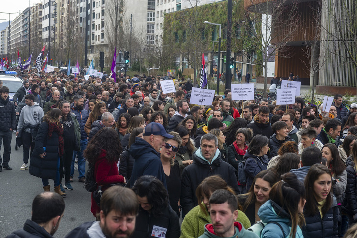 Araba, Bizkai eta Gipuzkoako irakasleek Gasteizen egin dute mobilizazioa ostegun honetan.