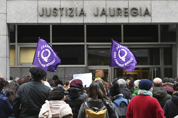 Sare Feministak babesa eman zion biktimari auzitegien kanpoaldetik.