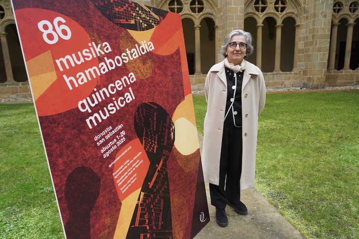 Isabel Herguera junto al cartel de la Quincena.