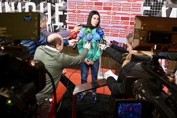 Ane Elexpuru atiende a los medios en San Mamés.
