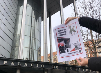 Protestas contra el deshucio ante los juzgados de Gasteiz.