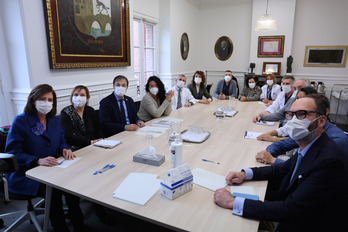 Osasun sailburua, Alberto Martinez, covid iraunkorra duten lagunen elkarteetako ordezkariekin.