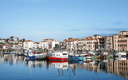 Donibane Lohizuneko portuaren ikuspegi ederra. Alta, xarma horren guziaren gibelean, eguneroko gogorra ezkutatzen da.