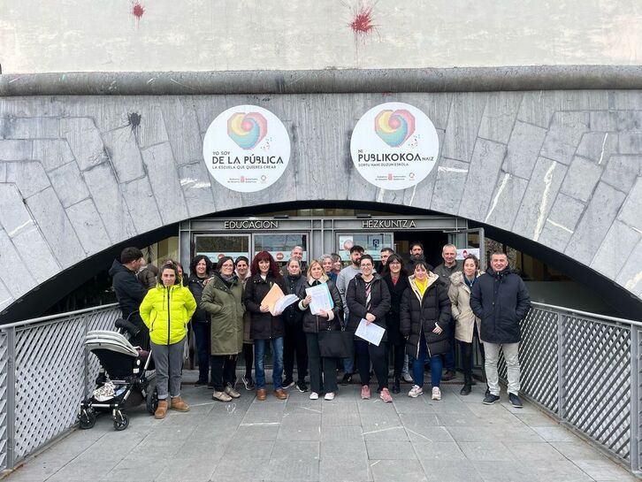 Los docentes de Alaitz y Ezkaba han presentado en Educación una recogida de firmas en contra de las aulas de dos años.