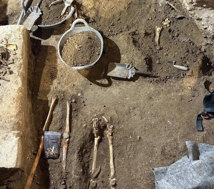 Restos hallados durante la excavación en la Iglesia San Jorge de Santurtzi.