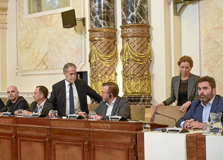 Momento en el que los ediles del PP Jorge Mota y Vanesa Vélez abandonan el pleno.