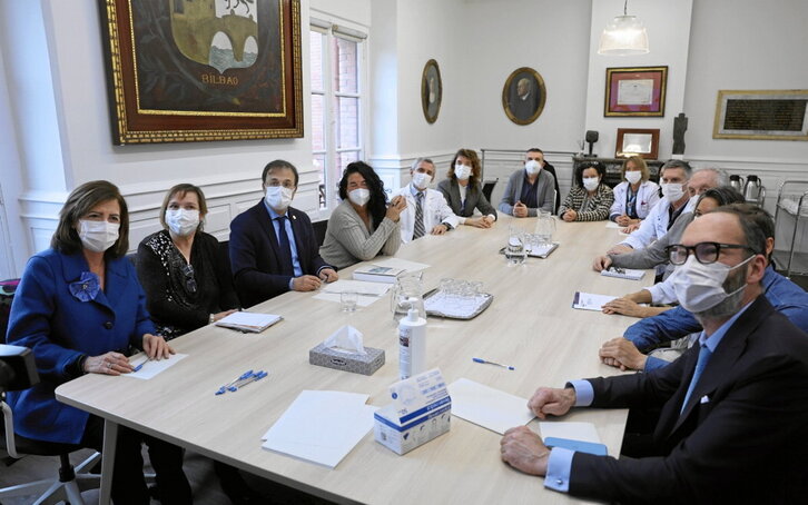 Alberto Martinez sailburua, covid-19 iraunkorraren elkarteetako ordezkariekin.