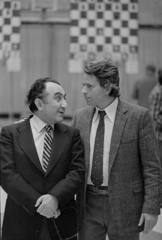 El recién fallecido Boris Spassky, a la derecha, charla amigablemente con otro excampeón mundial, el armenio Tigran Petrosian, a quien destronó el propio Spassky en 1969.