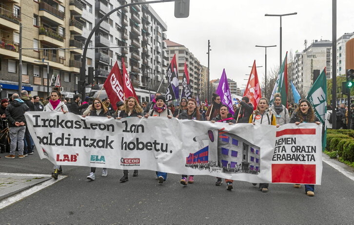 Araba, Bizkai eta Gipuzkoako irakasleek atzo Gasteizen egindako mobilizazioa.