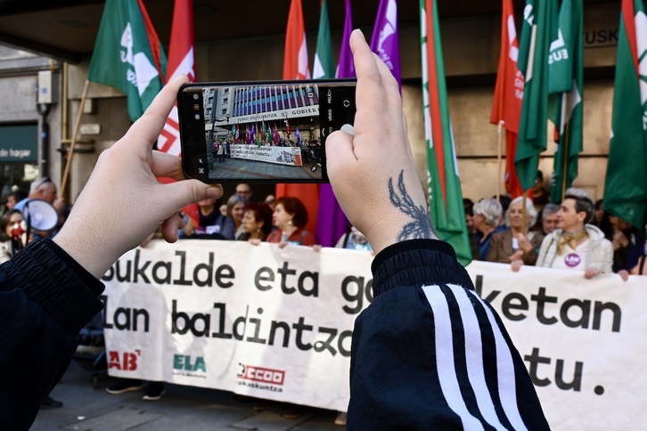 Eskoletako sukaldari eta garbitzaileek hilaren 19an egin zuten greban Bilbon egindako mobilizazioa.