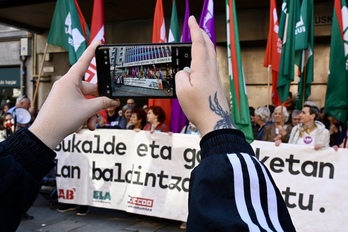 Eskoletako sukaldari eta garbitzaileek hilaren 19an egin zuten greban Bilbon egindako mobilizazioa.