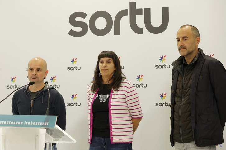 Los procesados Haimar Altuna y Oihana San Vicente, junto al abogado Aiert Larrarte, en una comparecencia en junio pasado en Donostia.