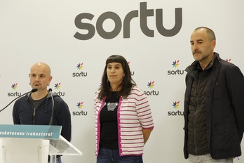 Los procesados Haimar Altuna y Oihana San Vicente, junto al abogado Aiert Larrarte, en una comparecencia en junio pasado en Donostia.