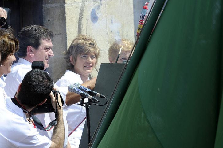 Mari Ganuza, lanzando el txupinazo en 2010.