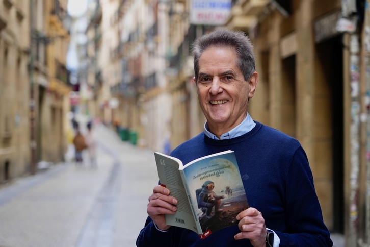 Patxi Iturregi, ‘Antropozenoaren nostalgia’ liburua eskuan duela.