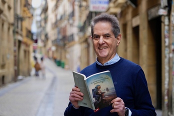 Patxi Iturregi, ‘Antropozenoaren nostalgia’ liburua eskuan duela.
