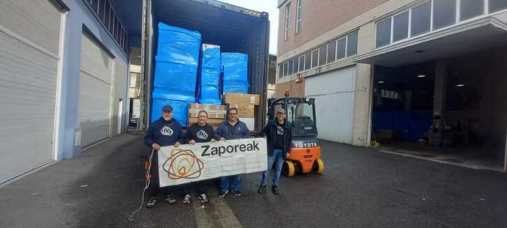 El contenedor ha partido este viernes desde Euskal Herria hacia Lesbos.