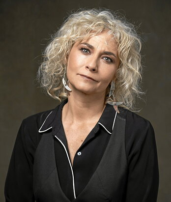 Dos de las protagonistas, Marina Pereda (centro) y Belén González (derecha), durante el rodaje. En la página siguiente, Claudia Traisac recibe indicaciones de Sisteró.