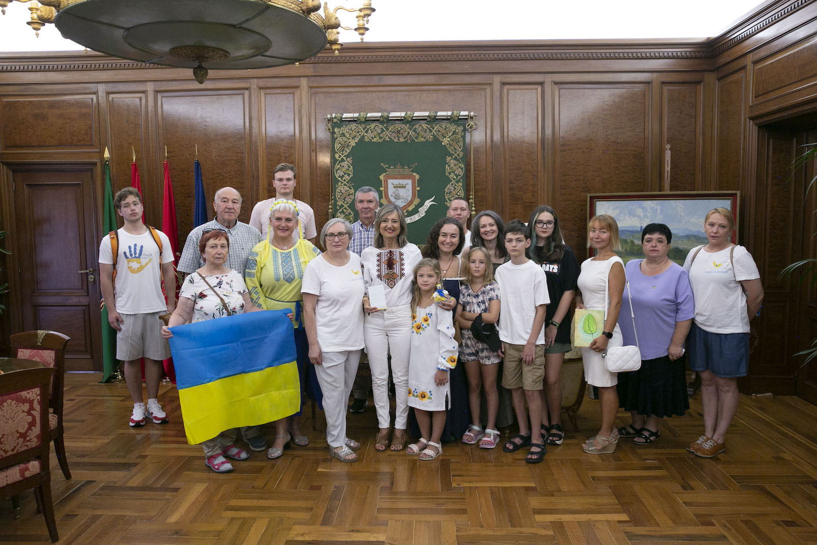 La alcaldesa Ibarrola, junto a una bandera ucraniana en el salón de actos del Ayuntamiento. (AYUNTAMIENTO DE IRUÑEA)