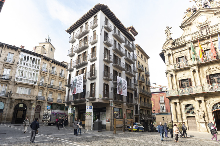 Las lonas colocadas junto al Ayuntamiento que han desatado las críticas de UPN.