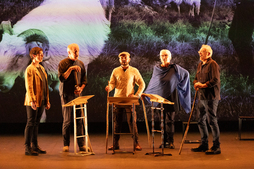 Ikuskizunaren emanaldi baten irudia.