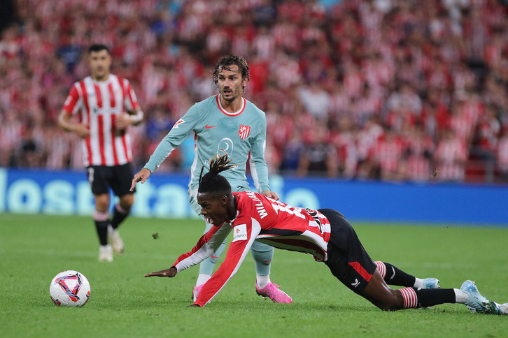 Nico Williams, recuperado tras sufrir un cuadro gripal, pelea con Griezmann en el partido de San Mamés.