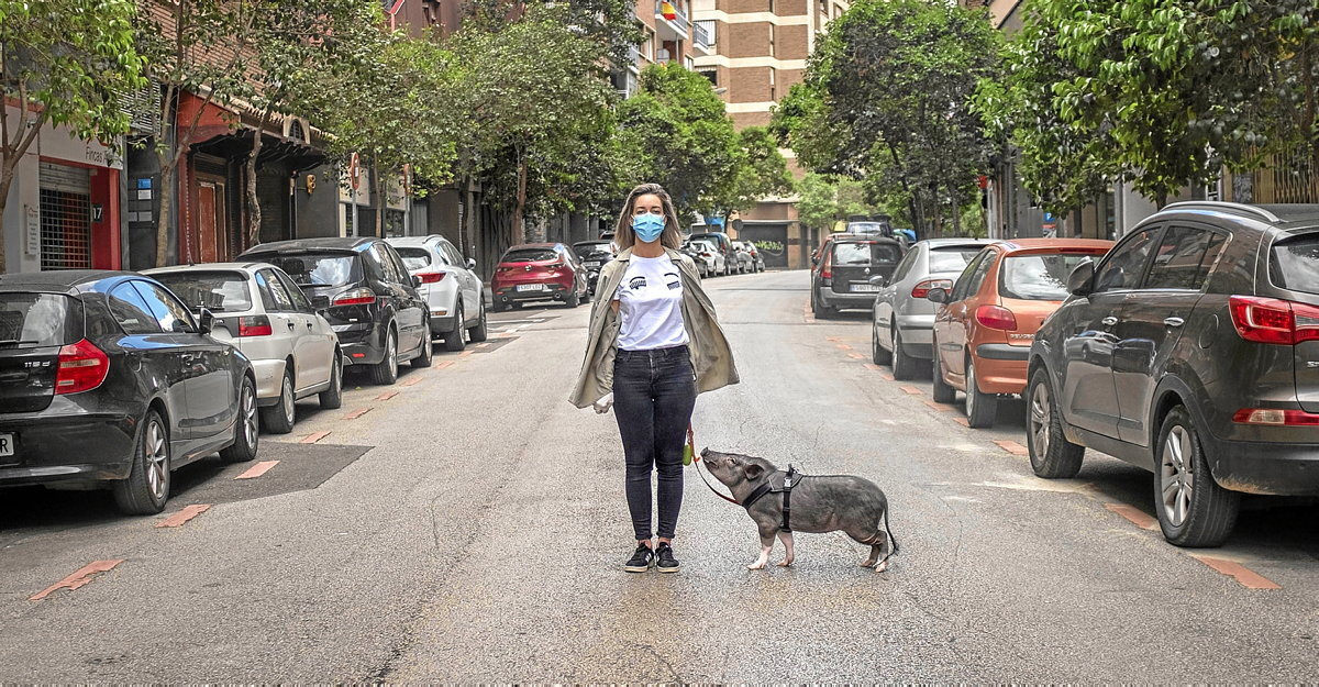 Mari con su cerda enana vietnamita Lola, en Zaragoza.