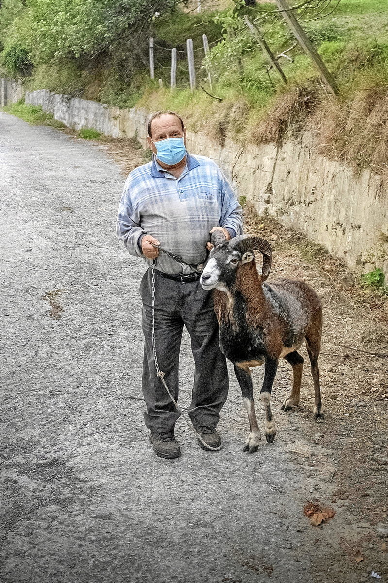 Joxe Mari posa con su carnero Turbo III en Gabiria.