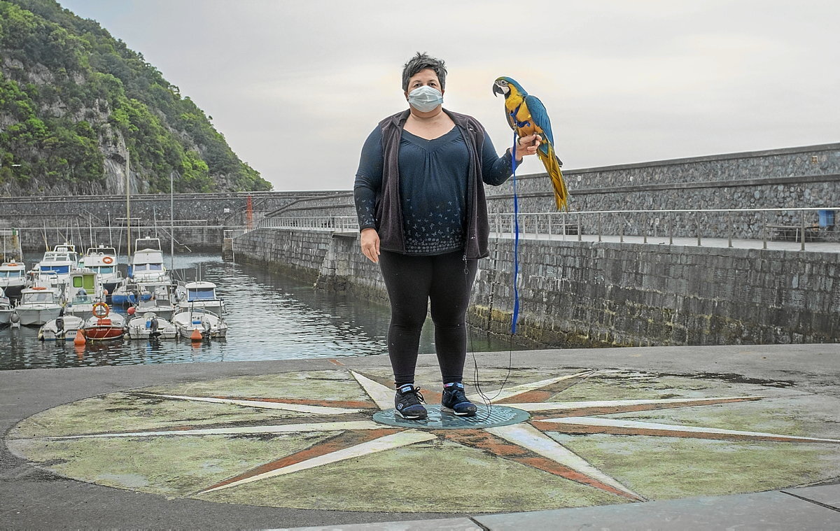 Ainara y su guacamayo Sorgin, en Elantxobe.