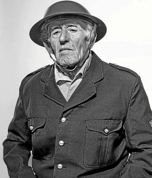 Miguel Arroyo posa vestido de gudari para «Zazpika» en 2023.