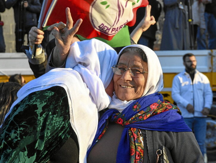 Mujeres kurdas, en Diyarbakir, tras escuchar el llamamiento de Abdullah Öcalan.