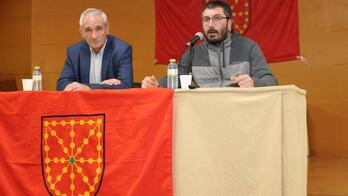 El exconsejero de Hacienda navarro Mikel Aranburu junto a Óscar Rodríguez, presidente de Castejón 1894, en la charla sobre la Gamazada en la Casa de Cultura de Castejón.