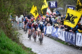 La neerlandesa Puck Pieterse de Fenix-Deceuninck compite en la prueba femenina de la ‘Ronde van Vlaanderen’. 