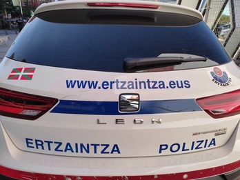 Un vehículo de la Ertzaintza, cuerpo que ha llevado a cabo la detención.