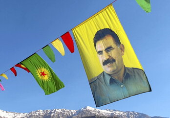 Öcalan -izda.- se eleva sobre las montañas Qandil, bastión histórico del maquis kurdo. Su pensamiento también llega a lugares como el Centro de Mujeres de Qamishlo (Rojava) -dcha.-.
