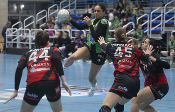 Raquel Moré, en la imagen en el centro defensivo junto con Izei Permach, ha decidido el derbi de Atarrabia.