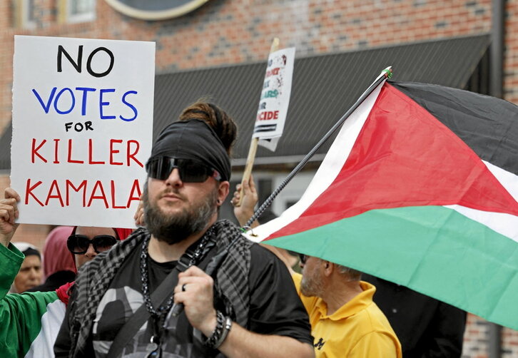 Goian, Palestinarren aldeko protesta Dearbornen. Eskuman, gizon bat, datilak saltzen Zawiyako merkatuan, Gaza hirian, Ramadaneko lehen egunean.