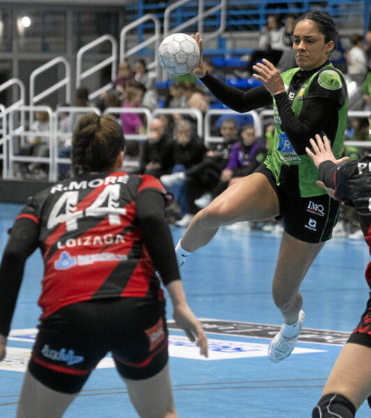 Moré -de espaldas- fue clave con nueve goles.