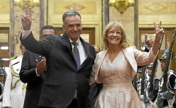 Yamandú Orsi, junto a su compañera de fórmula y vicepresidenta, Carolina Cosse.