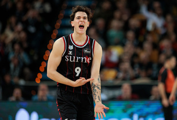 Rubén Domínguez hace el gesto de «hielo en las venas» tras cñavar uno de sus triples.