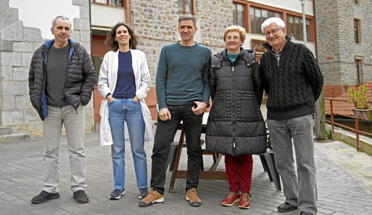 Hurrenez hurren, Mikel Arregi Zestoako alkatea, Saioa Lasa San Juan egoitzako psikologoa, Joseba Illarramendi egoitza bereko zuzendaria eta jubilatuen elkarteko bi kide, Jesus Odriozola eta Arantxa Elosua.