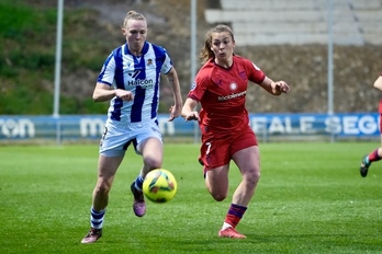 Franssi y Lucía Corrales corren tras el balón.