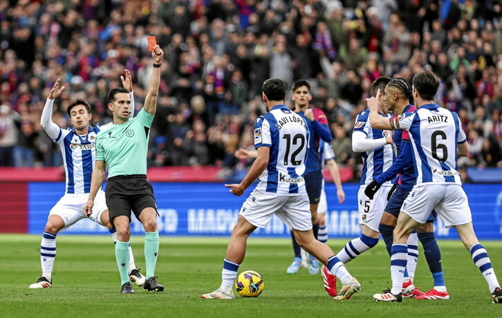 Alejandro Quintero enseña la roja a Aritz Elustondo.