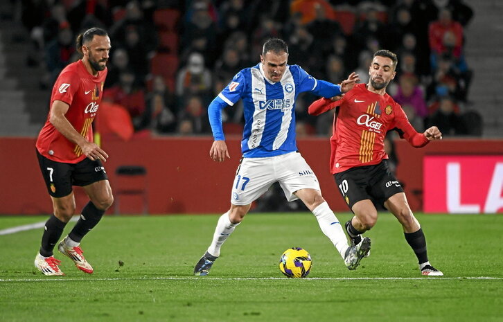 Kike García, autor del gol albiazul, se lleva el balón entre Muriqi y Darder.